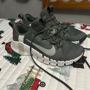 Nike Metcon 3 men’s 9.5 grey and white